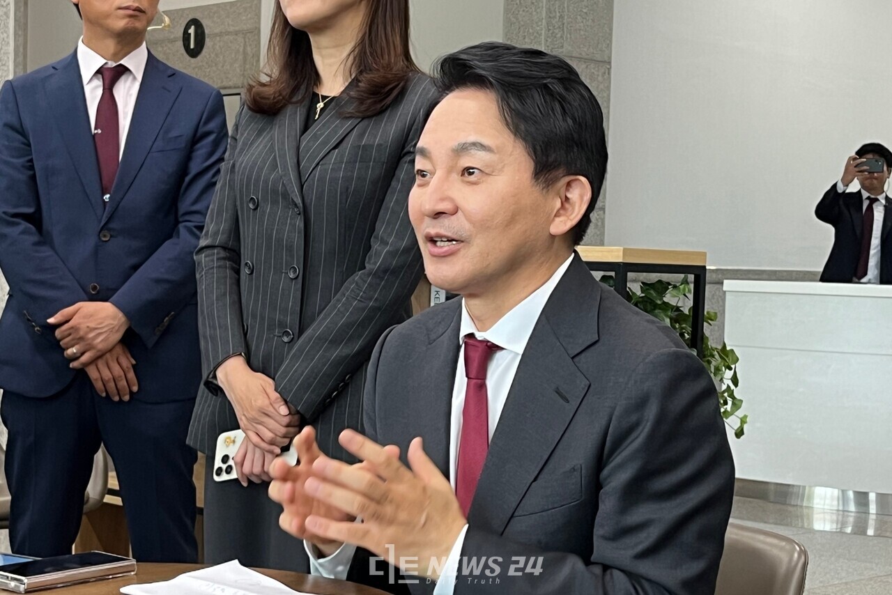 국민의힘 당권주자인 원희룡 전 국토교통부장관이 2일 대전시의회 로비에서 기자 간담회를 열고 '충청 중심론'을 내걸었다. 유솔아 기자. 