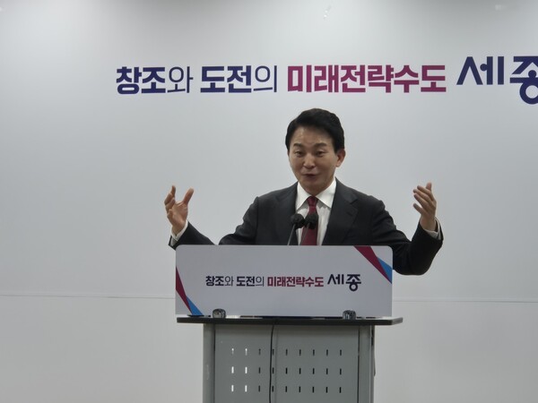 최민호 세종특별자치시장과 김태흠 충남지사와 회동한 원희룡 전 국토부장관이 세종시 정음실을 찾아 '깜짝 기자회견'을 하고 있다. /장중식 기자