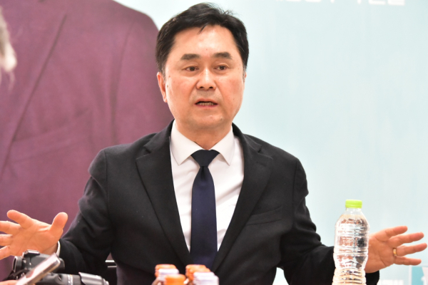 김종민 국회의원(세종시 갑)이 KTX세종역 신설과 관련, 핵심공약으로 천안아산역과 공주역을 잇는 호남선 직선화와 함께 가칭 '세종공주역(서세종역)' 신설을 반드시 이루겠다고 밝혔다. 