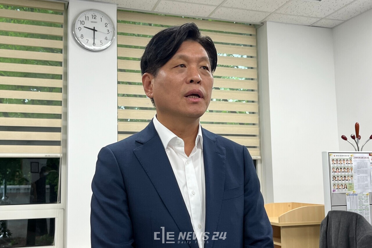 조승래 더불어민주당 국회의원이 3일 대전시의회 기자실을 찾아 차기 대전시당위원장 선출과 관련해 '합의'에 무게를 실었다. 유솔아 기자. 