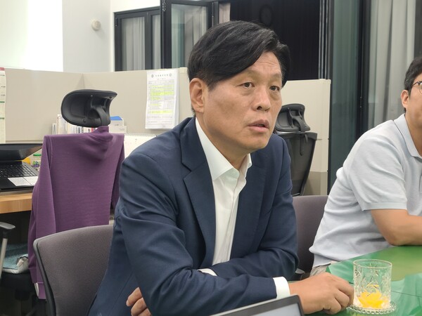 더불어민주당 조승래 국회의원(대전 유성갑)이 3일 지역언론과 만나 이장우 대전시장이 공론화한 지역정당 창당과 관련한 해석을 내놓고 있다. 한지혜 기자.