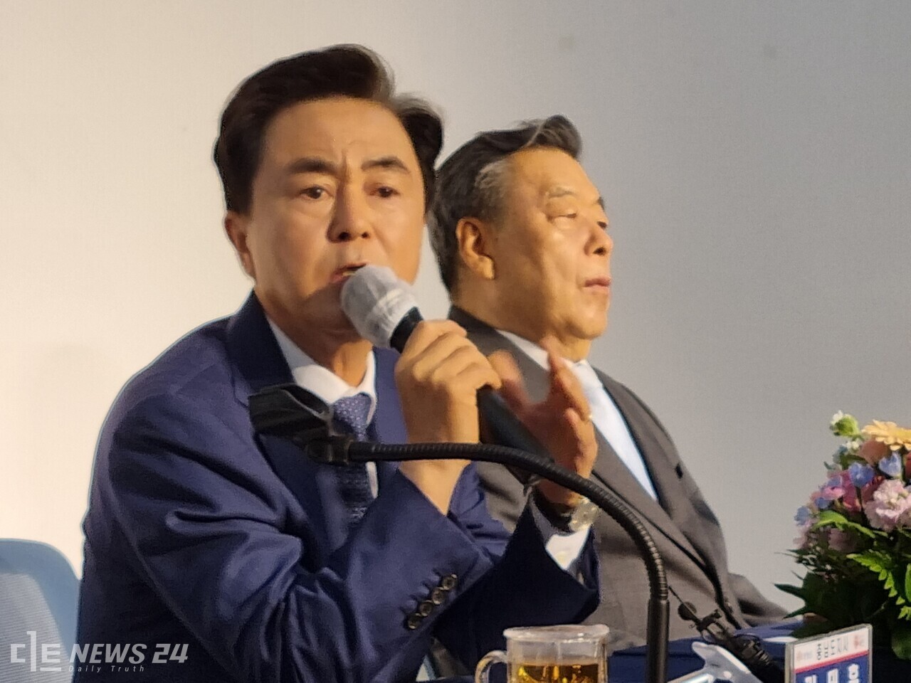 김태흠 지사가 지난 5월 24일 민선8기 시군 방문때 태안을 찾아 가자 질의에 답하고 있다.  한남희 기자