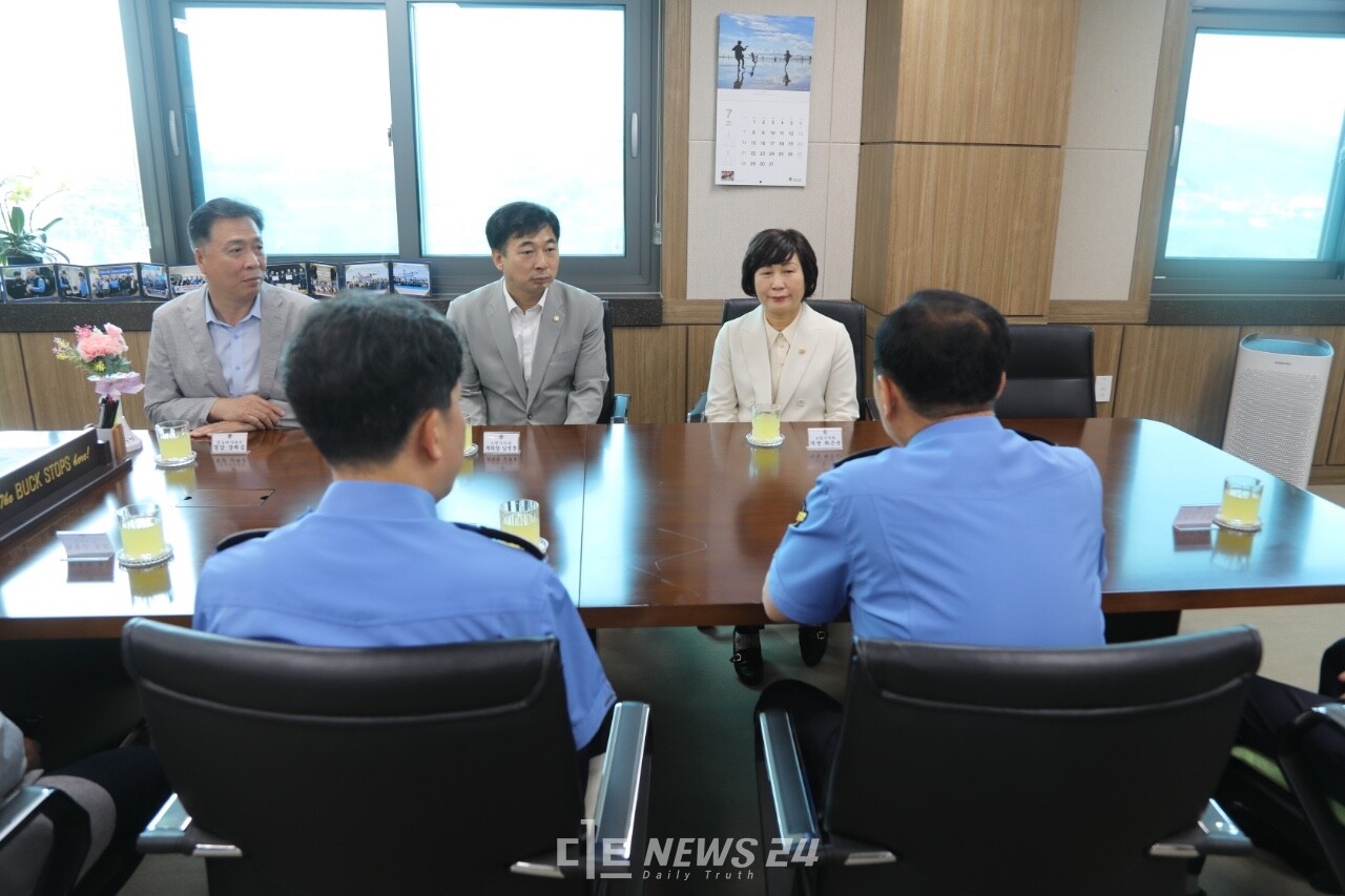 지난달 원만한 후반기 원구성을 마무리지은 보령시의회가 출범을 알리고 협력과 소통을 향한 걸음을 내디뎠다. 시의회 의장단 관내 기관방문 모습.  사진=보령시의회