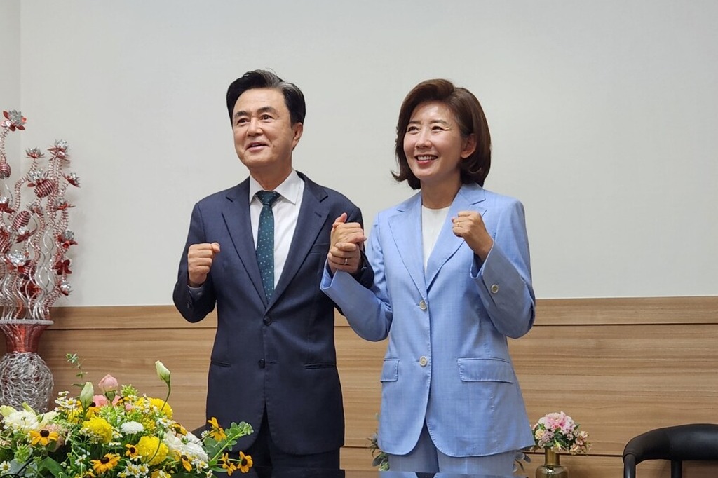 김태흠 충남지사와 나경원 의원이 4일 계룡시 예술의전당에서 만나 다가오는 전당대회와 관련해 대화를 나눴다. 연일 한동훈 전 비상대책위원장을 비판한 김 지사는 나 의원의 이번 도전에 지지 의사를 내비쳤다. 김다소미 기자. 