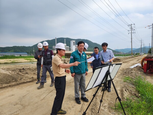 천안시 농업환경국 이명열 국장은 지난 4일과 5일, 성성호수공원 등 지역 내 주요 사업지를 대상으로 집중호우 대비 긴급 현장점검을 진행했다. 천안시 제공