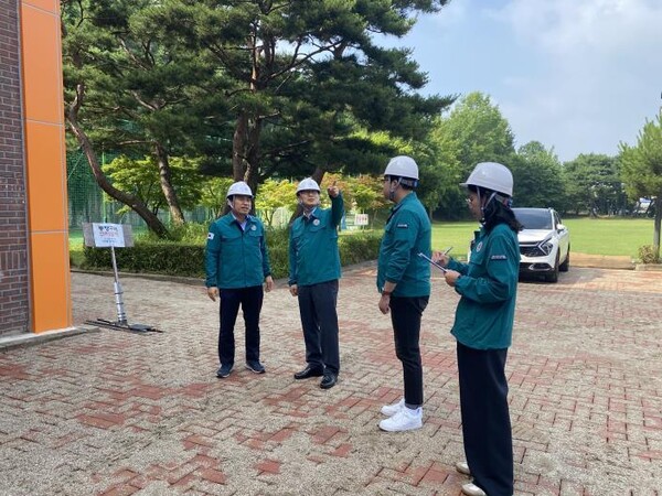 천안시청소년재단이 지난 4일 태조산청소년수련관에서 장마철 폭우와 태풍 피해를 대비하기 위한 현장 안전점검을 진행했다. 천안시 제공