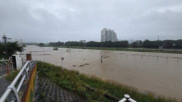 장마전선의 영향으로 충청권에 100mm가 넘는 많은 비가 내리면서 곳곳에 침수 피해가 잇따랐다. 사진은 금강 조천변 모습. /사진=세종시출입기자단