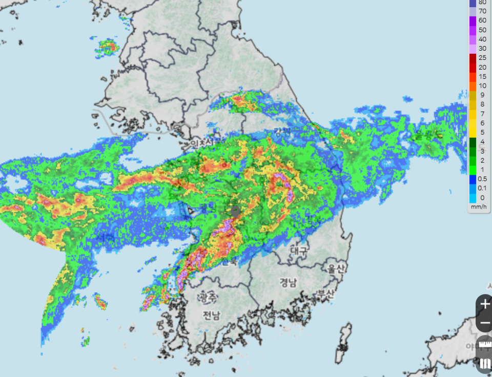 충청지역을 중심으로 많은 수증기를 포함한 비구름이 지나가고 있다. 기상청 기상레이더 화면 갈무리.