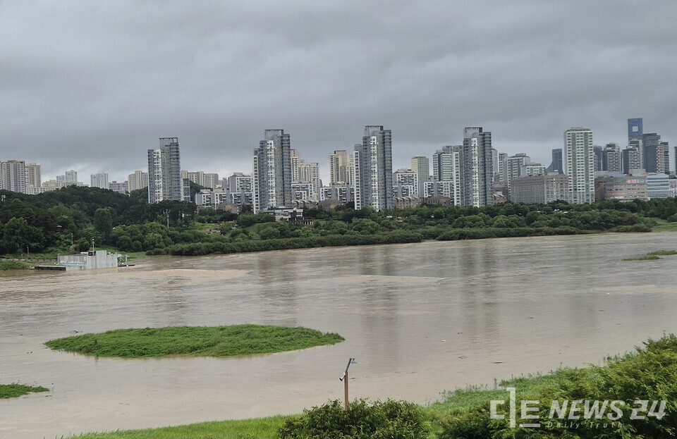 8일 세종시에 평균 55.65mm 많은 비가 내린 가운데 올라간 금강 수위로 세종보가 잠겨 있다.  /사진=권예진 기자.