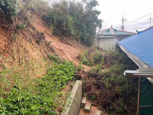 보령 원산도의 한 민가가 토사물로 반파돼 이재민 2명이 발생했다. 보령시 제공. 