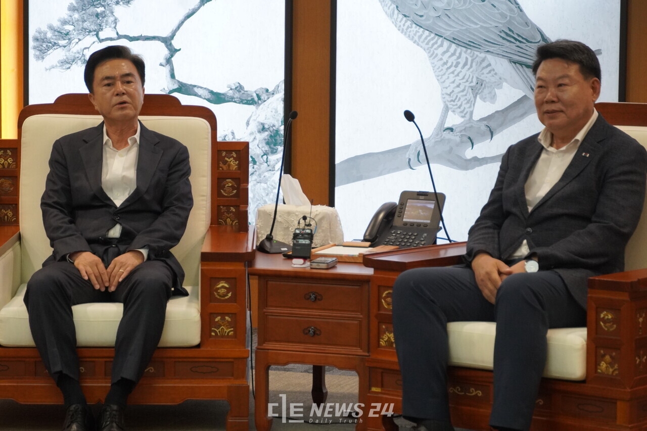 김태흠 충남지사(왼쪽)가 8일 '당진 스마트축산단지' 계획 철회를 공식화 했다. 오성환 당진시장은 이날 오후 김 지사와 만나 당진 시민의 반발 분위기를 전하며 사실상 철회를 읍소했다. 김다소미 기자. 