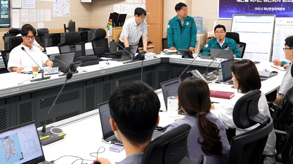 박경귀 아산시장은 지난 8일 재난안전상황실을 방문, 집중호우에 인명피해가 발생하지 않도록 철저한 예방을 당부했다. 아산시 제공