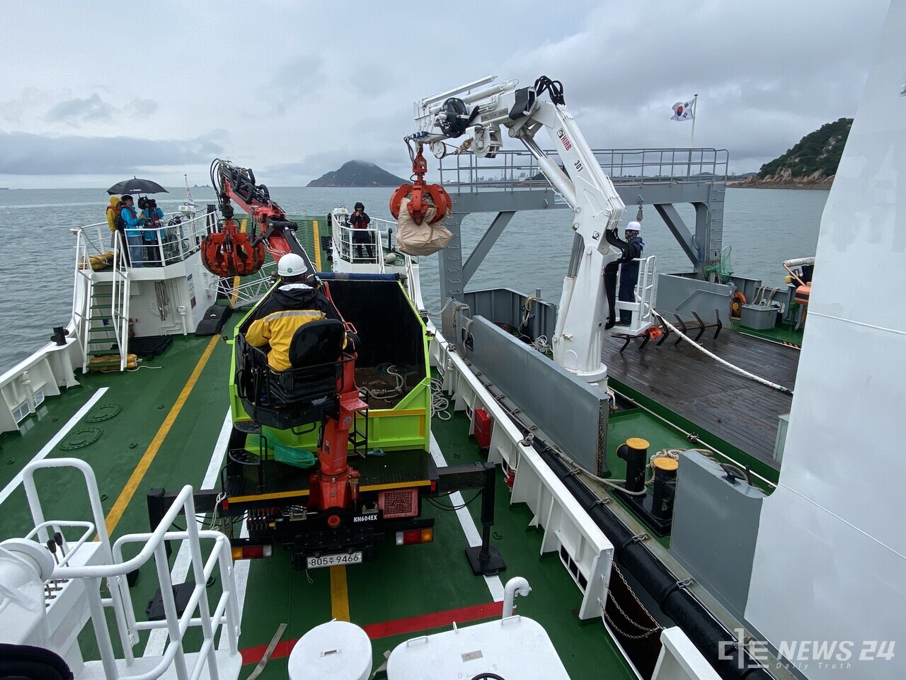 충남도와 경기도가 9일 공동으로 서산·태안 가로림만 해역에서 해양쓰레기를 수거처리하고 있다.  사진=충남도