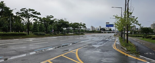 평소 출근길에도 극심한 정체를 겪는 한밭대교가 전면 통제됐다. 김도운 기자