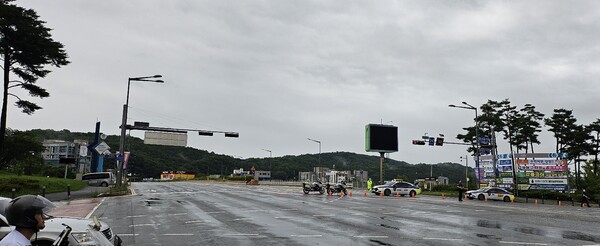 유성구와 서구를 연결하는 만년교도 하천 범람을 우려해 출근길 통제하고 있다. 김도운 기자