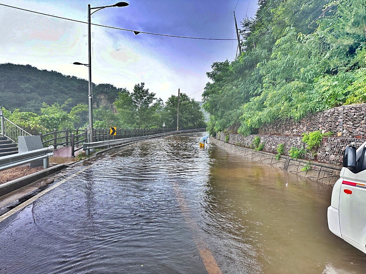 밤 사이 기록적인 폭우가 내린 가운데, 충남 논산과 서천에서 각각 승강기 침수와 주택 반파로  2명이 사망했다. 사진은 기사와 무관. 