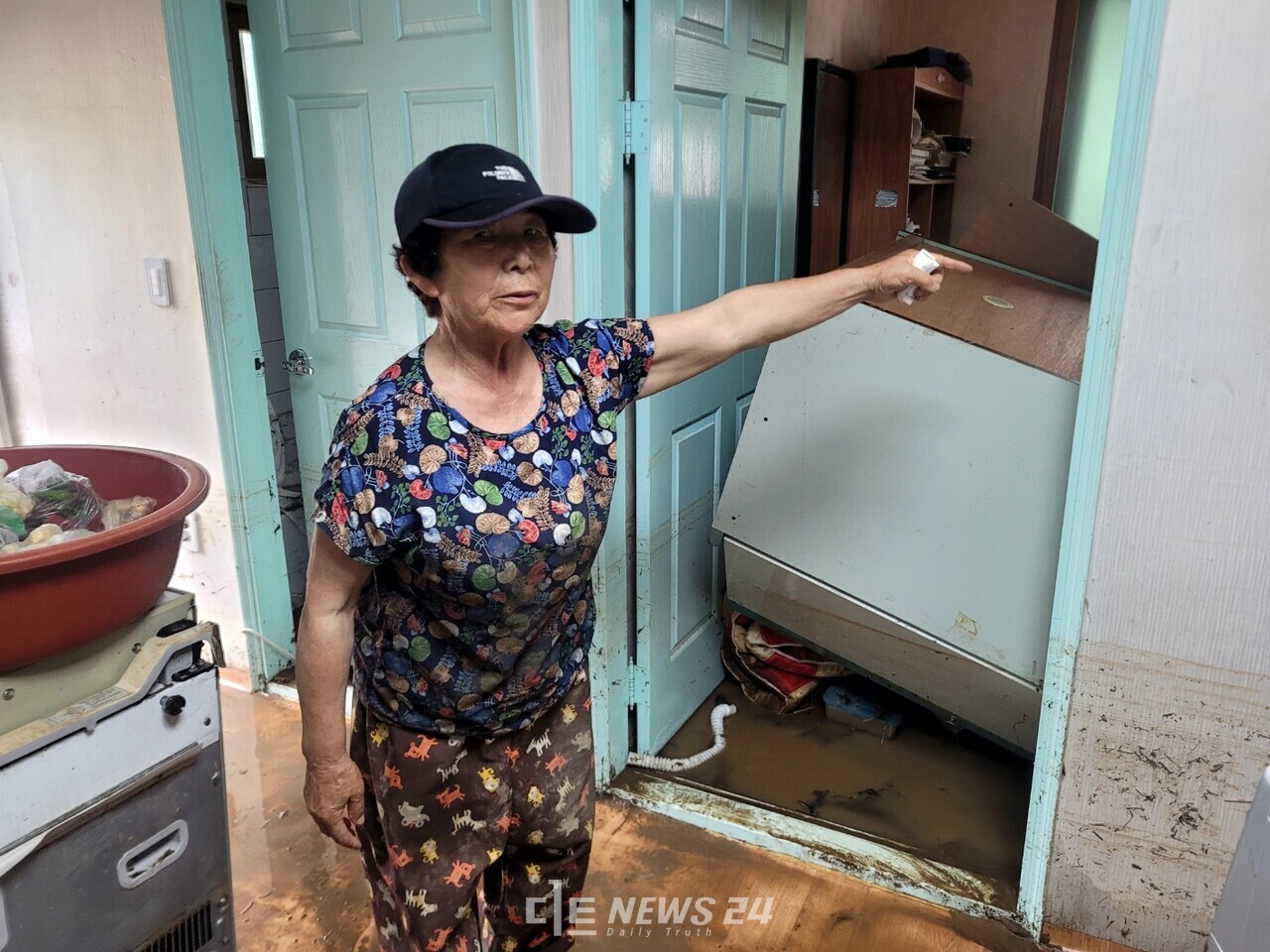 구교리 주민 방새순씨의 집은 새벽녁에 들이닥친 급류로 아수라장이 됐다. 남편과 안방에 있던 방 씨는 주방으로 들이닥친 물살로 큰 화는 면했지만 아늑했던 집이 엉망이 된 모습에 속상함을 감추지 못했다. 김다소미 기자. 