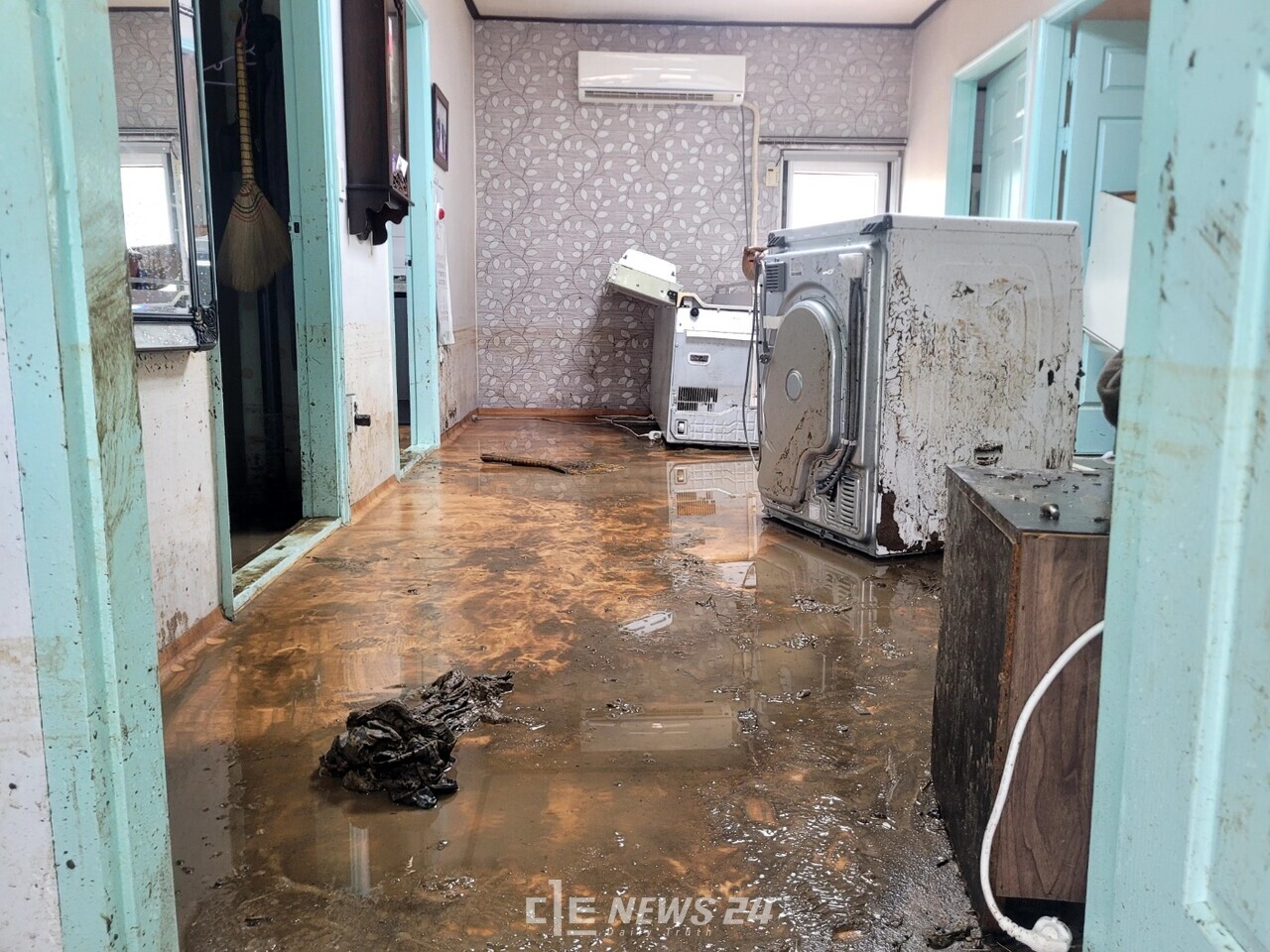 흙으로 뒤덮인 방 씨 집 거실 모습. 자원봉사자들의 도움이 절실하다. 김다소미 기자. 