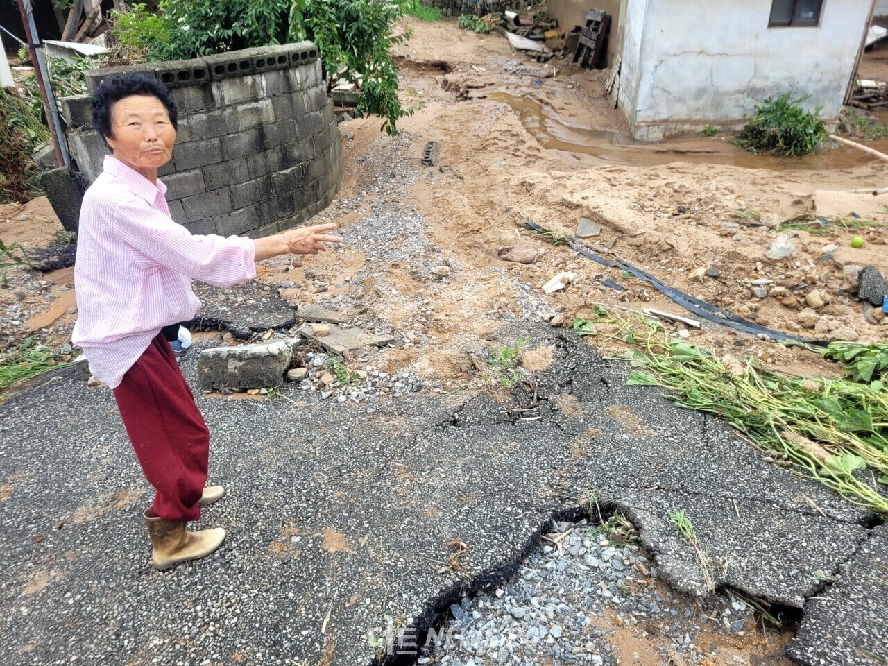 방 씨 집에서 20m 떨어진 곳에 위치한 친인척 이미영씨 집으로 가는 길이 폭우로 끊겼다. 김다소미 기자. 