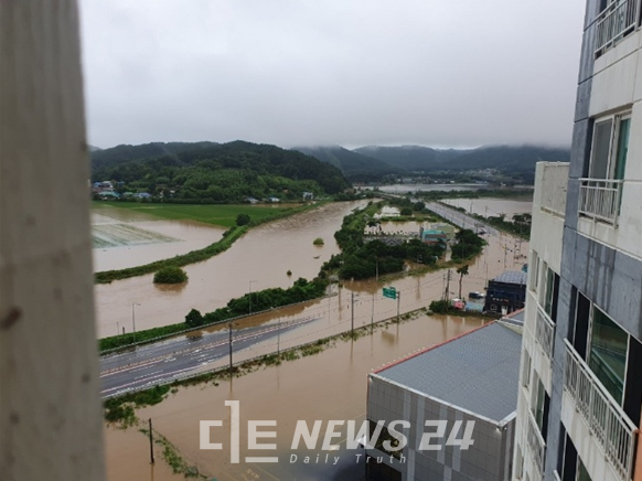 서천 코아루 아파트에서 바라 본 물에 잠긴 일대. 이날 서천 비인면에서는 70대 노인이 토사물에 매몰돼 병원으로 이송 중에 숨지는 안타까운 사고가 발생했다. 독자제공. 