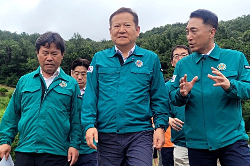 박정현 부여군수(맨 왼쪽)가 10일 임천면 구교리 제방 붕괴 현장에서 정부의 '특별재난지원' 선포를 건의했다. 이상민 행정안전부 장관(가운데)과 김태흠 충남지사, 박수현 국회의원도 현장을 찾아 피해복구 지원을 약속했다. 김다소미 기자. 