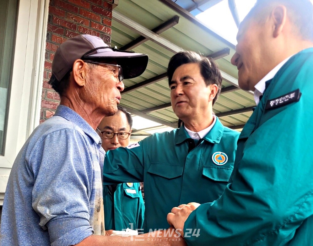 김태흠 충남지사가 10일 오후 부여 임천면 구교리를 방문해 제방 붕괴로 주택이 반파된 김진환 씨 집을 찾아 위로하는 모습. 김다소미 기자. 