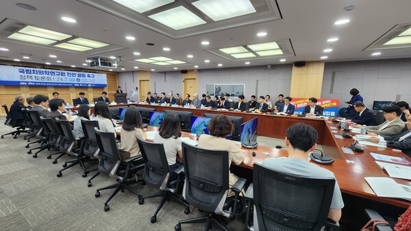 천안시가 10일 국회 의원회관 제1세미나실에서  충남도, 문진석·이재관·이정문 국회의원과 함께 ‘국립치의학연구원 천안 설립 촉구 정책토론회’을 개최했다. 천안시 제공