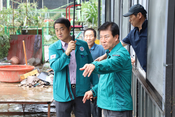 11일 호우피해 대응 현장행정에 나선 박범인 금산군수. /사진제공=금산군