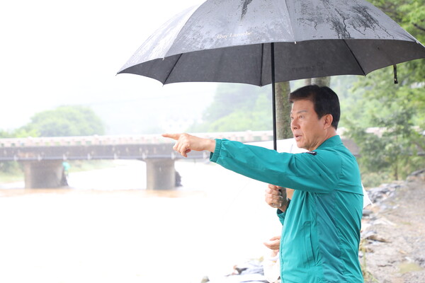 박범인 금산군수가 폭우로 인해 하펀범람과 농경지 매몰이 우려되는 현장을 찾아 긴급 대응을 지시하는 모습. /사진=장중식 기자