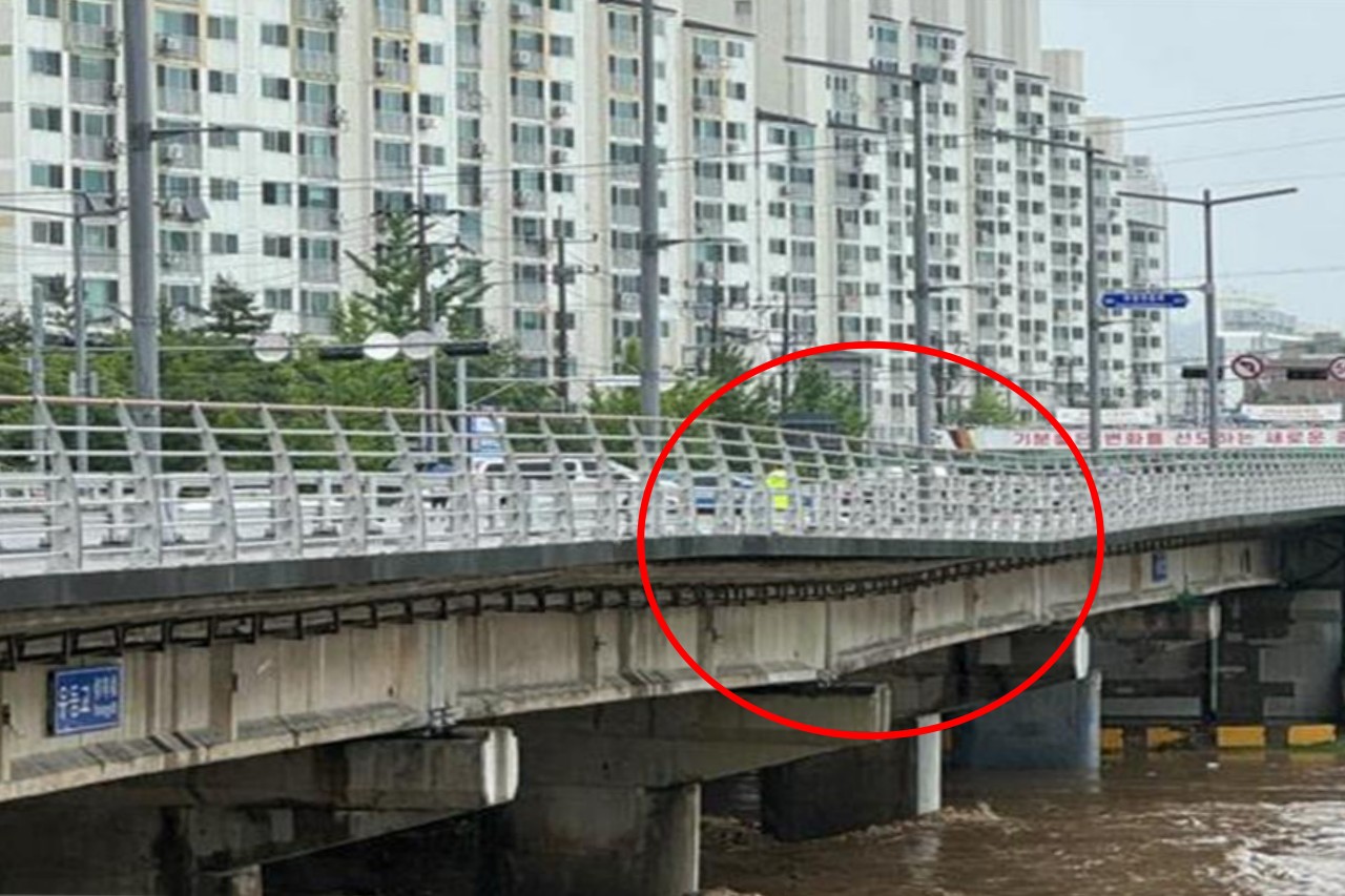 대전 유등교 교량 일부가 뒤틀리며, 상판이 내려 앉은 모습. 대전시 제공. 