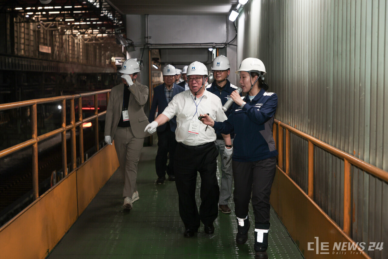 14일 당진시를 방문한 양진차이 심천 드론산업협회장을 비롯한 중국 드론관련 기업 관계자들이 당진 현대제철 공장을 견학하고 있다. 사진=당진시