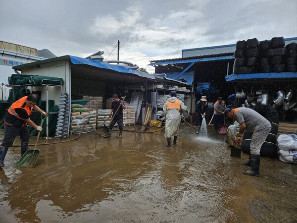 지난 주말 중부권에 집중된 폭우로 큰 피해를 입은 금산군 진산면 주민들이 긴급 복구를 위해 구슬땀을 흘렸다. /사진제공=금산군
