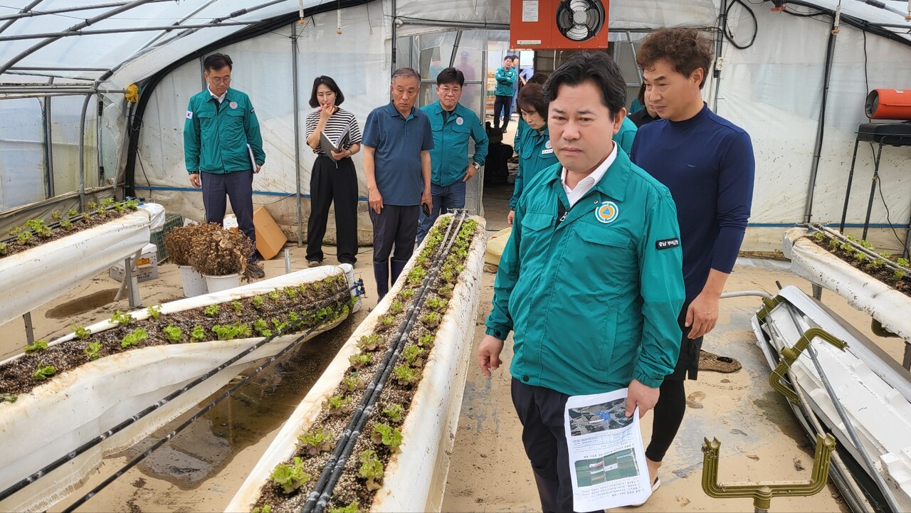 박정현 부여군수가 지난 12일 수해 현장을 찾아 현황을 점검하고 있다. 부여군 제공. 
