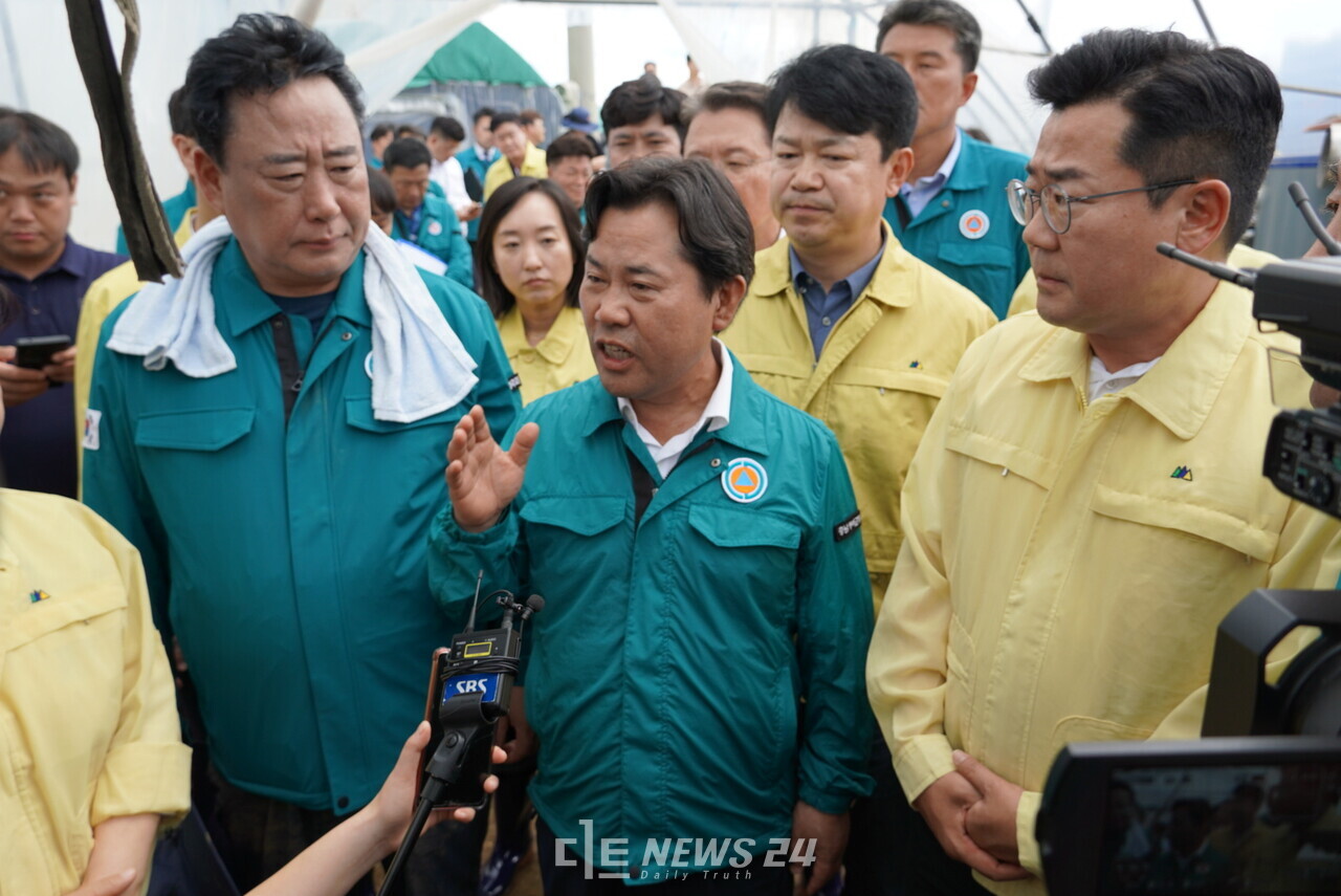 박정현 부여군수가 15일 정부의 특별재난지역 조기 선포 대상지 배제와 관련해 강한 비판을 쏟아냈다. 더불어민주당 지도부는 이날 부여 세도면 수해현장을 방문해 정부의 적극적인 지원과 근본 대책 마련을 촉구했다. 김다소미 기자. 