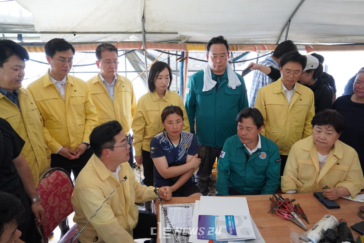 박찬대 당대표 직무대행을 비롯한 민주당 지도부는 이날 부여군 세도면 수해 현장에서 정부의 '특별재난지역 선포' 기준을 재정립할 필요성을 제기했다. 민주당 지도부와 피해 농민이 간담회를 하고 있다. 김다소미 기자. 