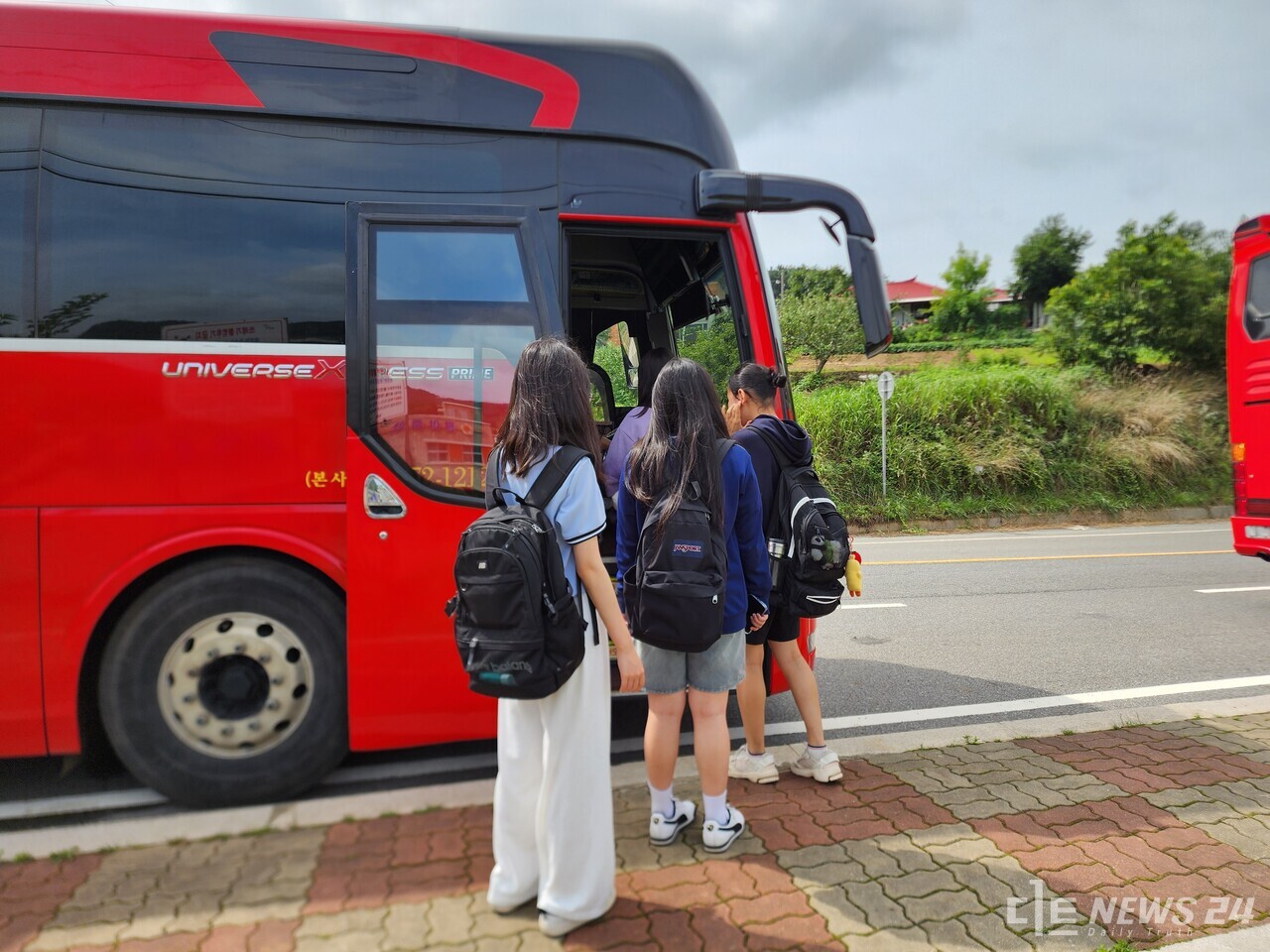 충남 태안군 원이중학교가 서부발전의 도움으로 통학버스 운행을 시작했다. 사진=태안교육지원청