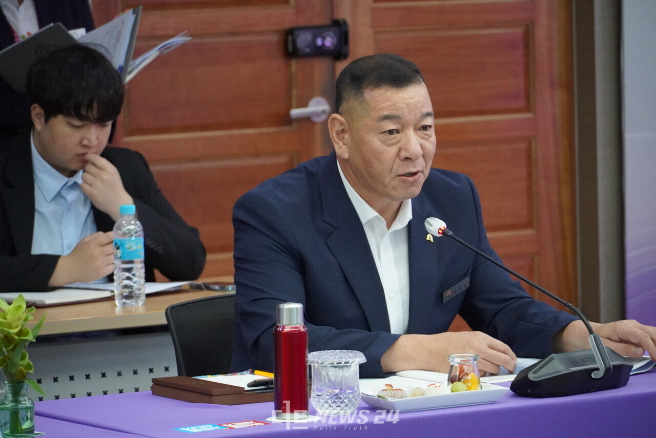 최원철 공주시장이 16일 아산시청에서 열린 충남시장군수협의회에서 '문화누리 카드' 이용 분야 확대를 주장했다. 김다소미 기자. 