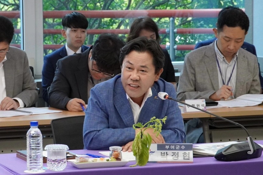 박정현 부여군수가 행정안전부를 겨냥해 "선심은 정부가 쓰고 부담은 지자체가 하고 있다"며 지적했다. 이장·통장 활동 보상금은 정부가 상향하면서 국·도비 지원이 없다는 이유에서다. 부여군 제공. 