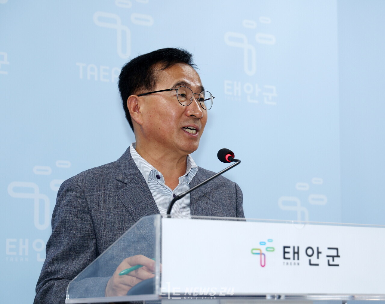 조광상 태안군 신속허가과장이 17일 군청 브리핑룸에서 충남형 농촌리브투게더공모 사업 공모신청에 대해 설명하고 있다.  사진 태안군