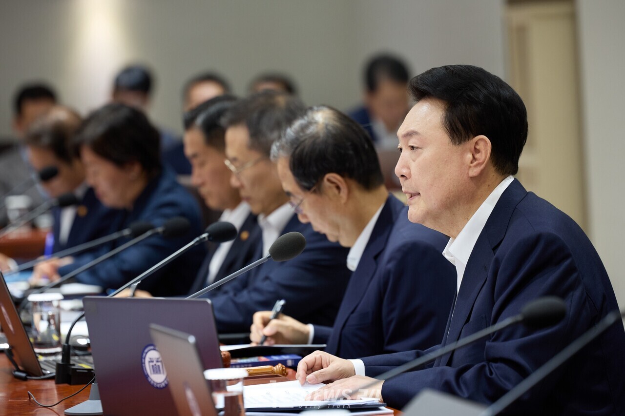 윤석열 대통령이 17일 충남도청에서 예정된 '중앙지방협력회의'를 연기하고, 집중호우 상황 점검에 나섰다. 대통령실 제공.