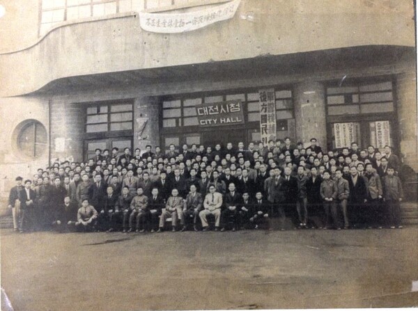 대전시청으로 쓰였던 대전부청사 건물 앞에서 찍은 당시 사진. 대전시 제공.