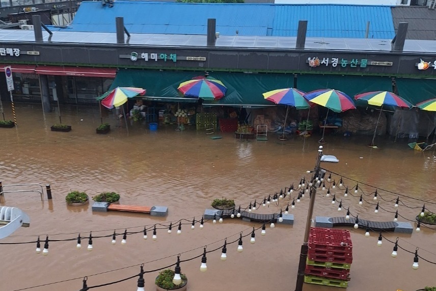 당진시장이 18일 오전 침수됐다. 1998년 대형 물난리 이후 26년 만이다. 자료사진. 