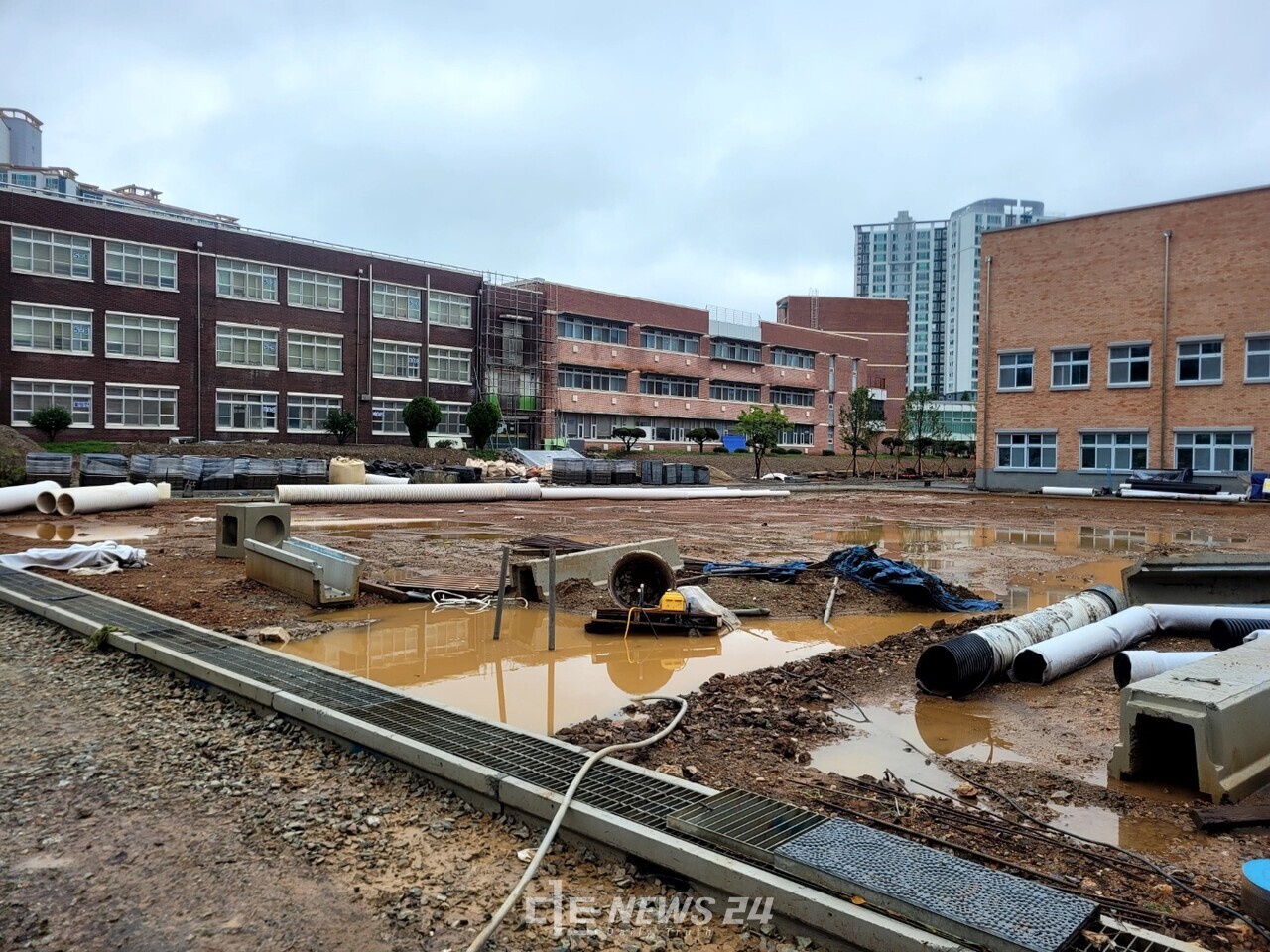 한창 공사중이었던 탑동초등학교 운동장은 온갖 자재와 건설 장비들로 가득 차 있었다. 김다소미 기자. 