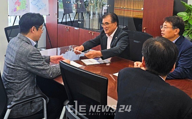 김기웅 서천군수가 지난 17일 오병권 자연재난실장을 면담한 자리에서 행정안전부에 특별교부세 54억 원 지원을 요청하고 있다. 사진 보령시