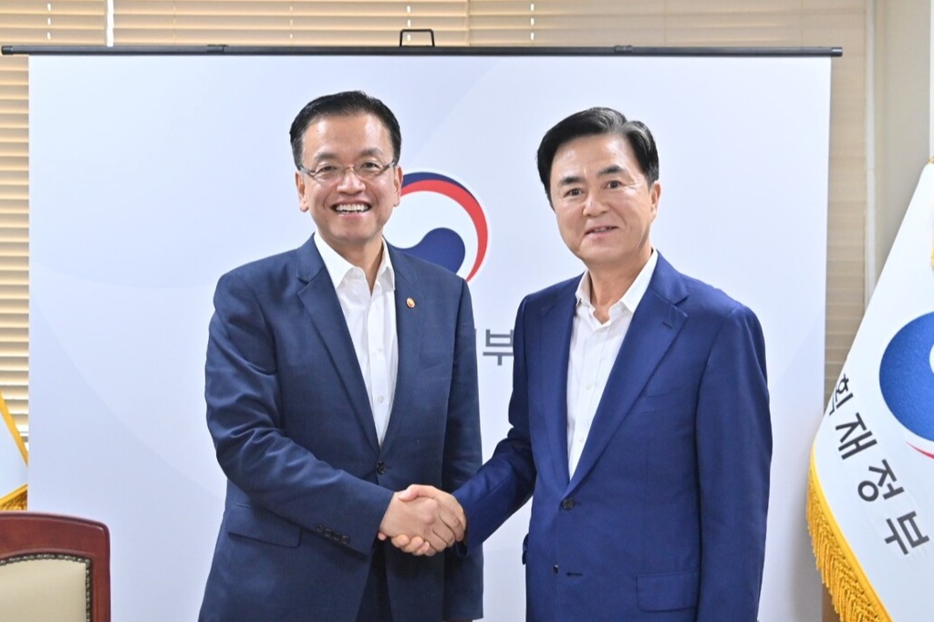 김태흠 충남지사(오른쪽)이 19일 최상목 경제부총리를 만나 내년도 정부예산 확보를 위한 지원을 요청했다. 충남도 제공. 