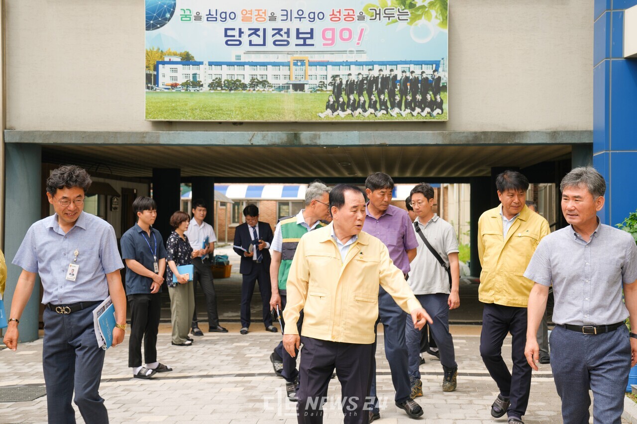 김지철 충남교육감(가운데)이 19일 당진지역 폭우 침수학교 피해를 찾아 피해 상황을 점검하고 있다. 사진 충남교육청