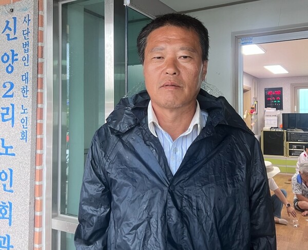 호우 상황속에서 이웃을 구하기 위해 물 속으로 뛰어든 벌곡면 신양2리 이용구 씨.