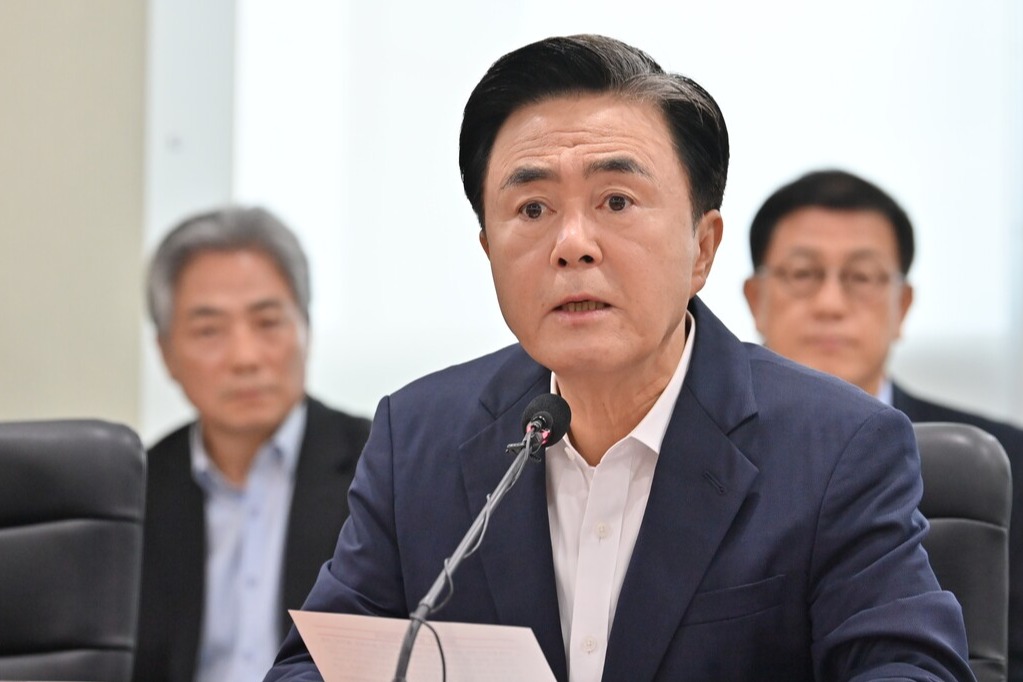 김태흠 충남지사가 22일 오전 열린 실국원장 회의에서 충남의 석탄화력발전소 폐지 대응이 OECD의 탄소중립 우수사례로 소개된 사실을 언급하며 정치권의 적극적인 태도를 촉구했다. 충남도 제공. 