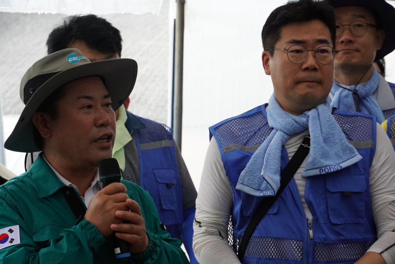 박정현 부여군수가 23일 부여 임천면 오이 피해 농가를 방문한 민주당 지도부에게 현황을 설명하고 있다. 박찬대 대표 직무대행은 지난 15일에 이어 두번째 방문이다. 부여군 제공. 