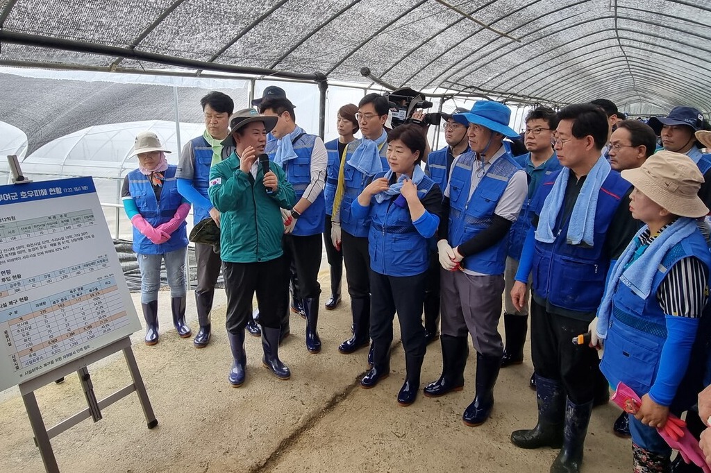 박찬대 직무대행은 이날 부여군 현장에서 "국회에서 제도적으로 뒷받침할 것"이라고 밝혔다. 부여군 제공. 